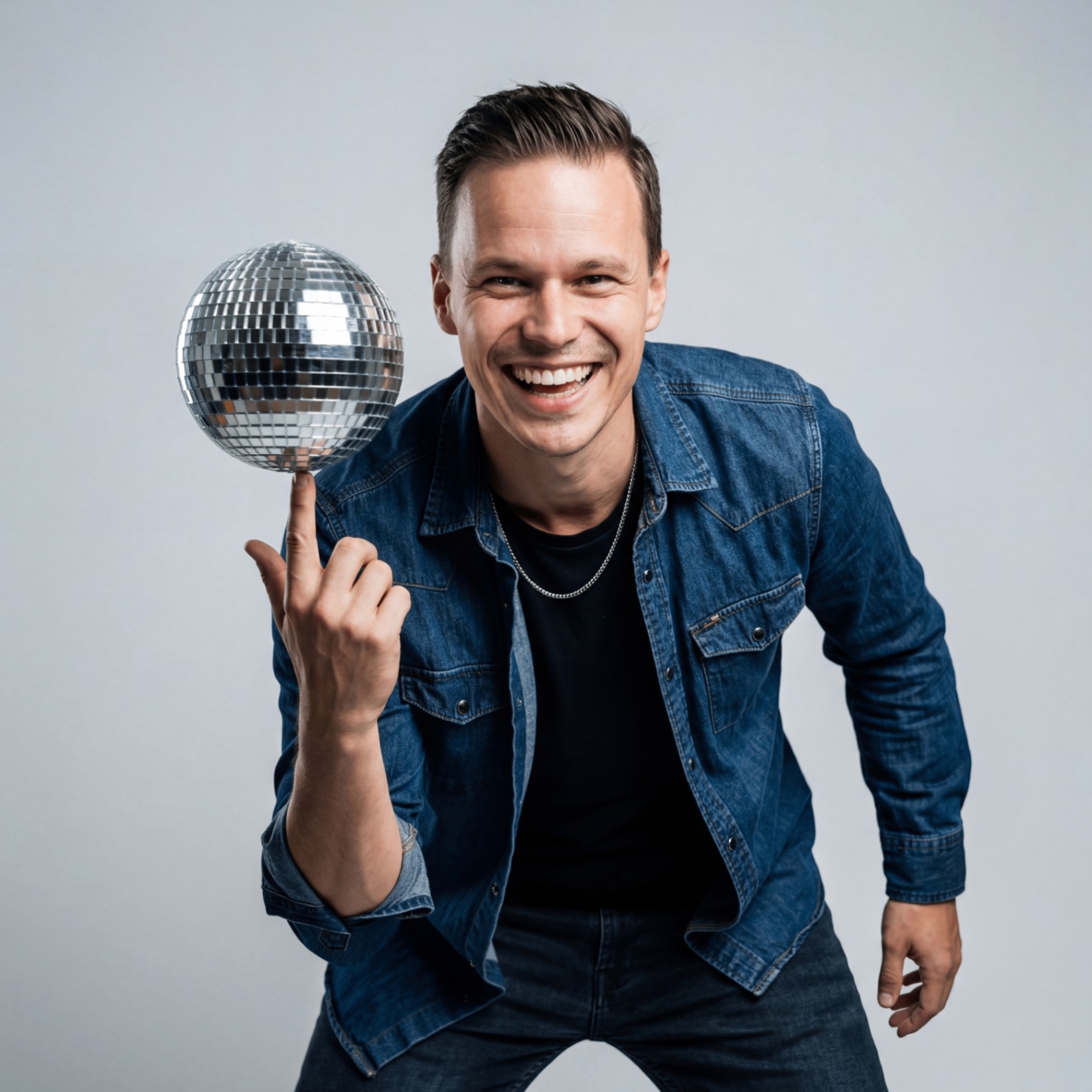 DJ AVC bakom DJ-bordet – boka DJ till fest och event